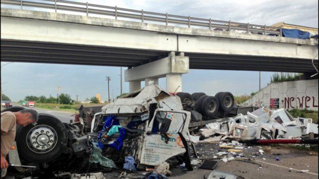 Un camión que transportaba cocinas cayó desde un puente en ... - Diario UNO de Entre Ríos