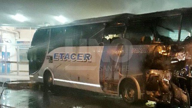 Se incendió un colectivo Etacer cuando estaba listo para emprender su viaje a Paraná