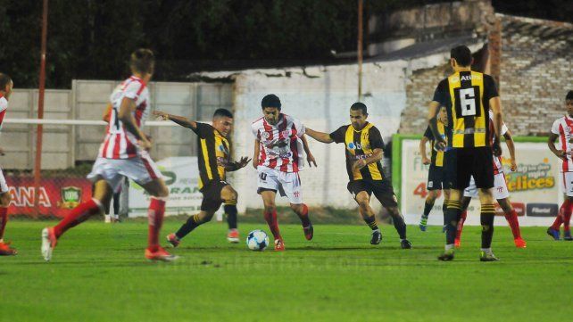 Fortaleza. Atlético Paraná celebró anoche su cuarta victoria consecutiva en el estadio Pedro Mutio.