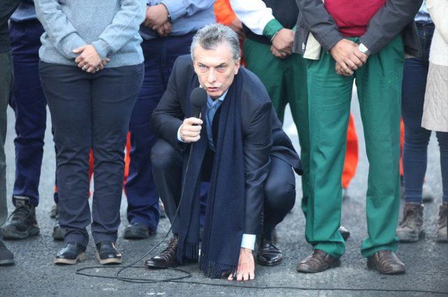Resultado de imagen para Macri toca el pavimento en el Paseo del Bajo